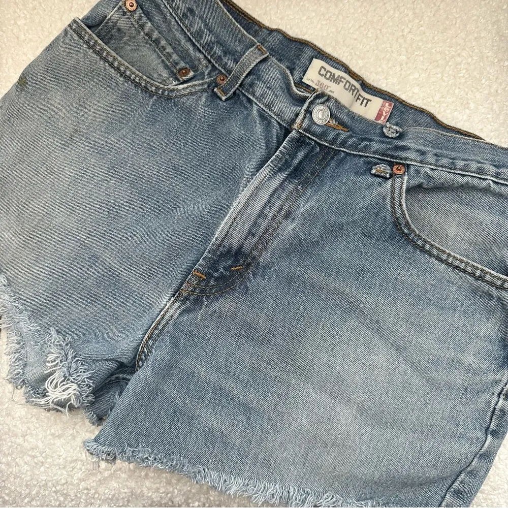 Levi’s 560 Distressed Denim Shorts - Image 5