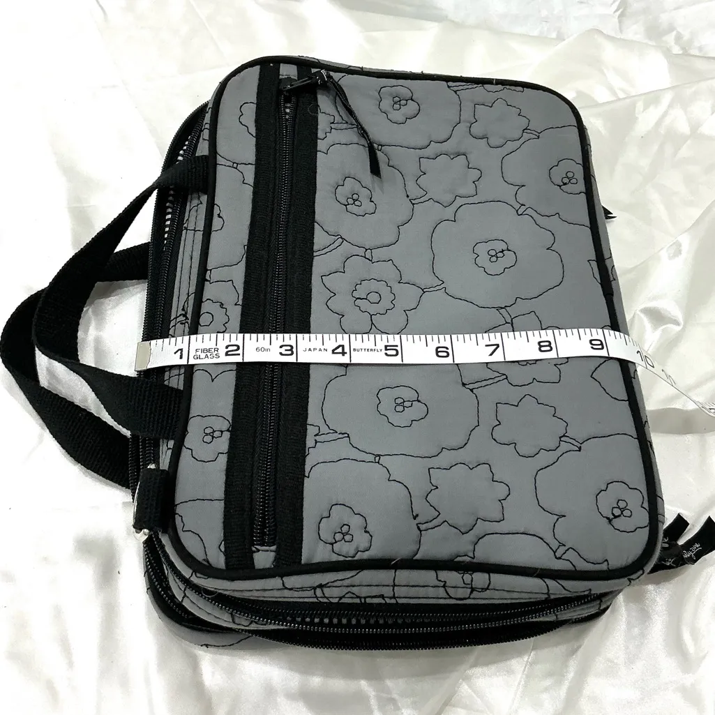 ULTRA SPACIOUS Vera Bradley travel bag 🪒🧼🕶️💄 - Image 9