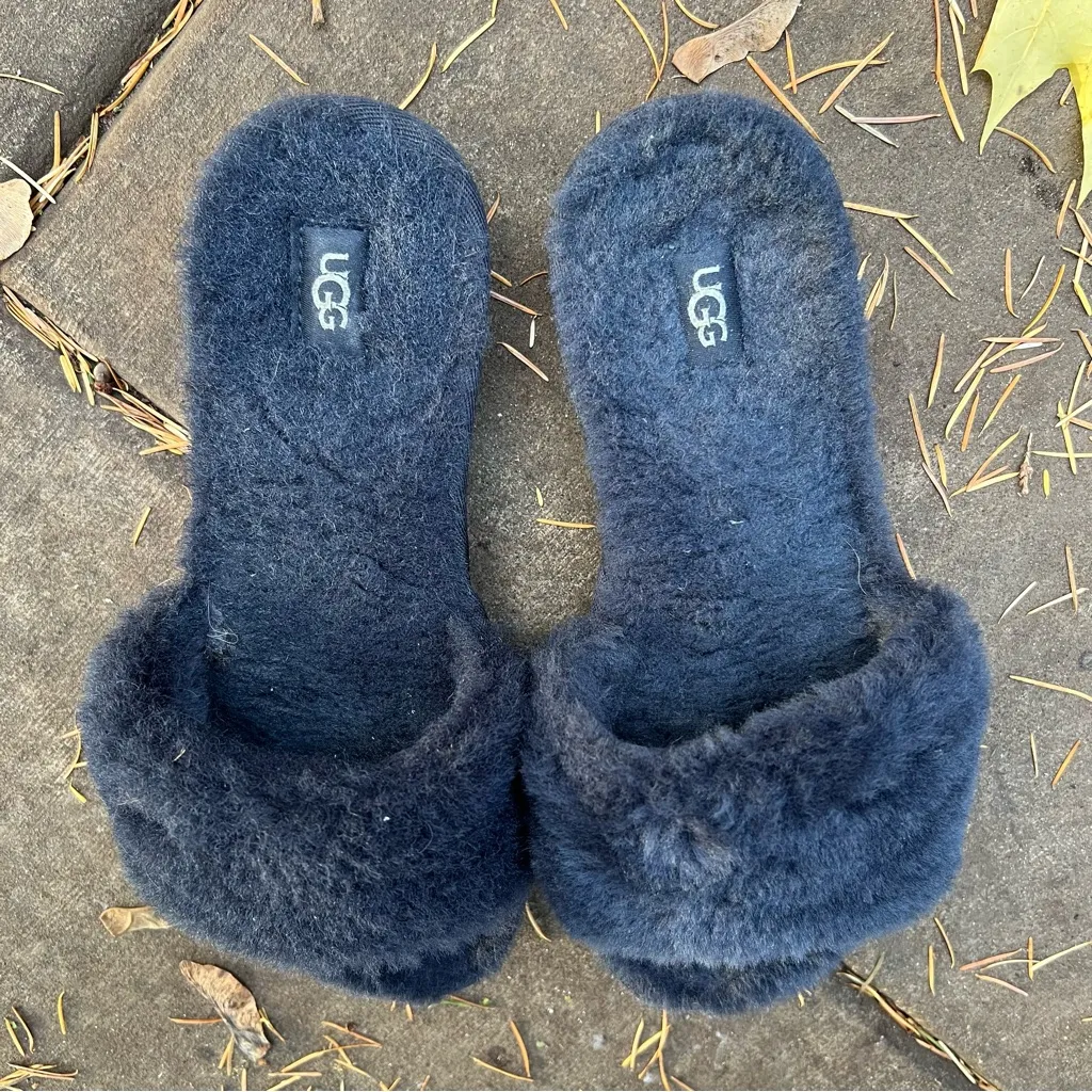 UGG navy blue Fluffy Slippers size 7 slides NWOT - Image 5