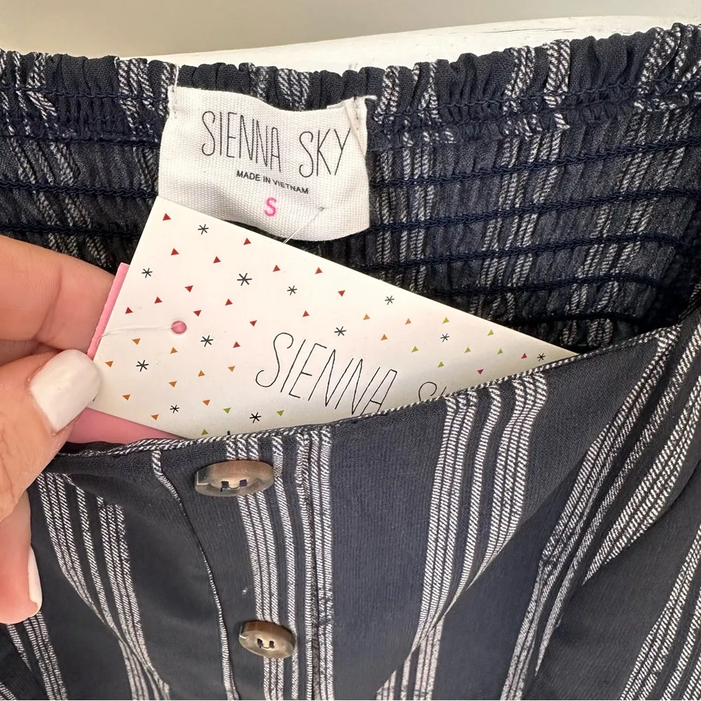 Sienna Sky Cropped Flutter Short Sleeve Navy Top SZ Small - Image 7