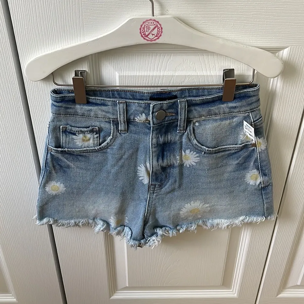 ♥️3/$12 Daisy Printed Floral Shorts - Image 2