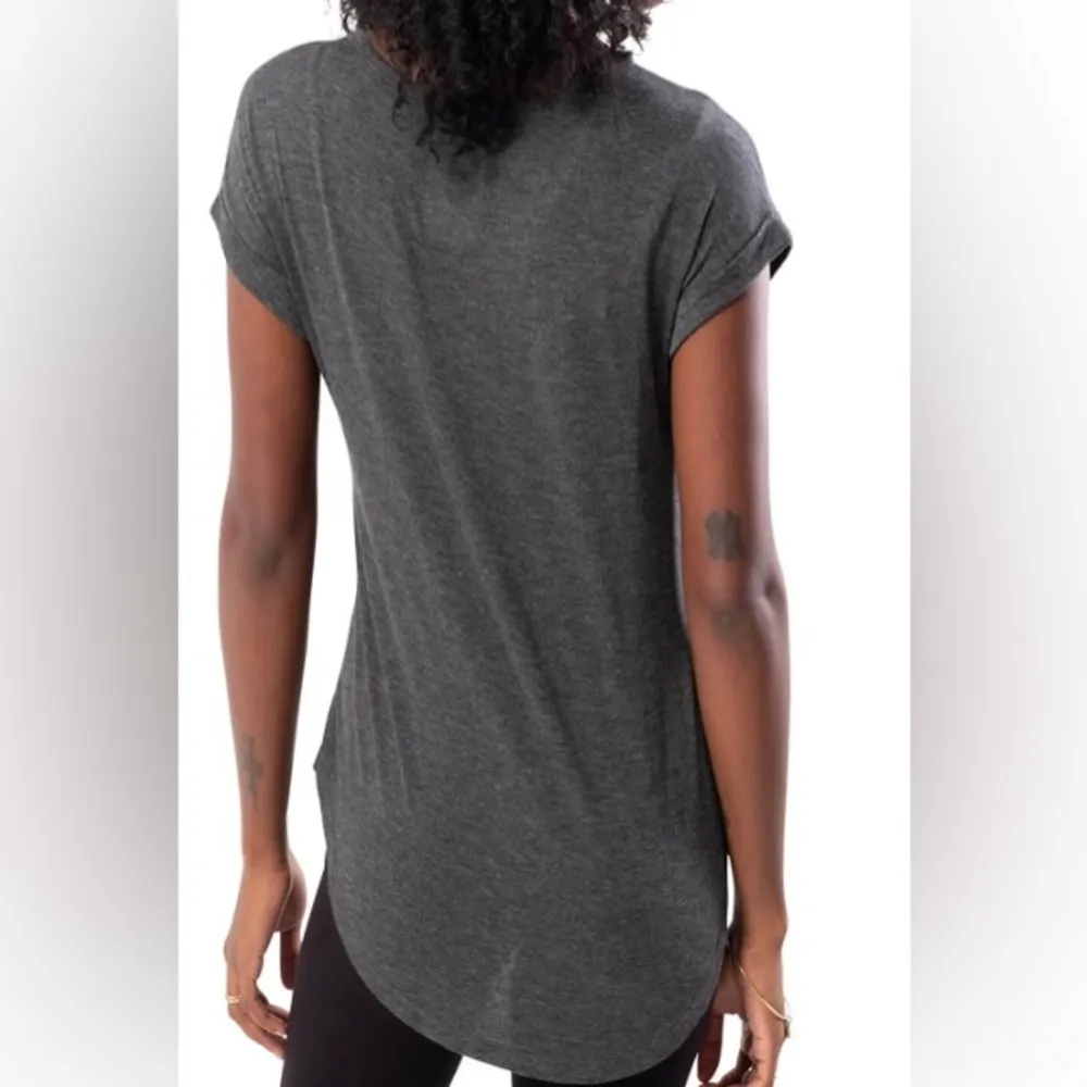 NFL NEW YORK GIANTS grey short sleeve V -NECK graphic shirt size medium - Image 7