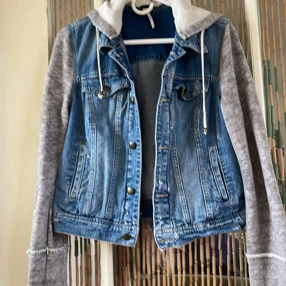 Free People distressed Jean Jacket with Grey Cotton Sleeves Size M - Image 3