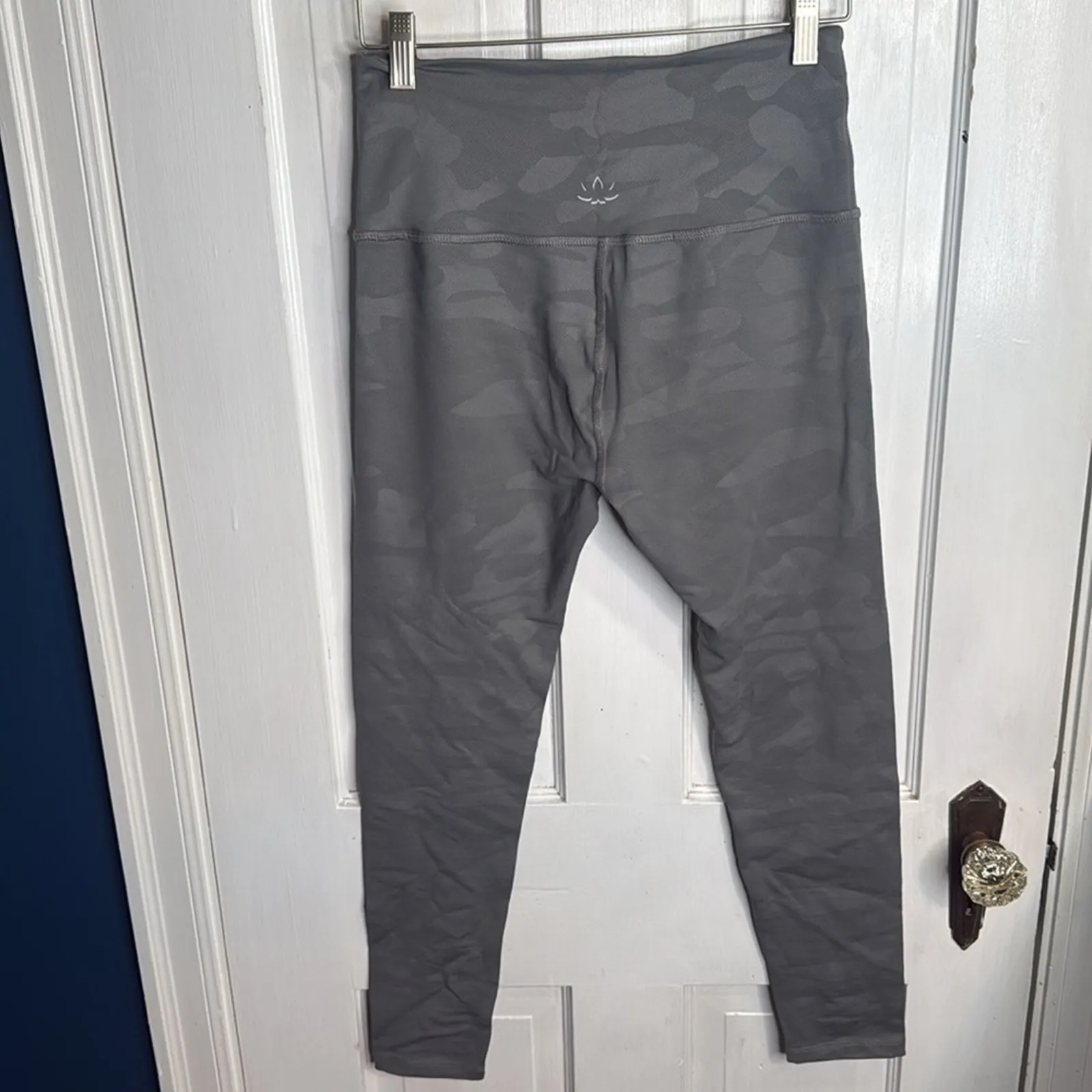 Beyond Yoga x barre 3 Light Gray Camo High-Waisted Leggings W1178 Sz M - Image 4