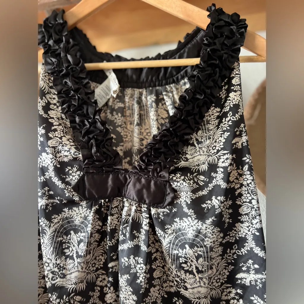 Max Studio Brand Black and White Floral Print Ruffled sleevelessTop M y2k birds - Image 2