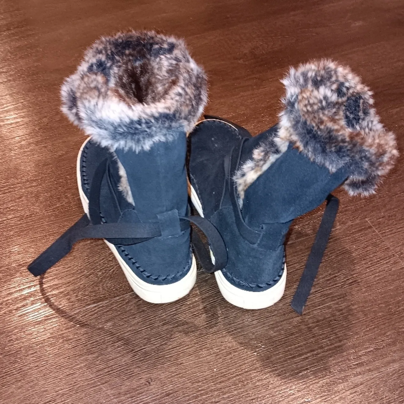 Toms Vista Water Resistant Black Suede Faux Fur Lined Boots Size 5 - Image 3