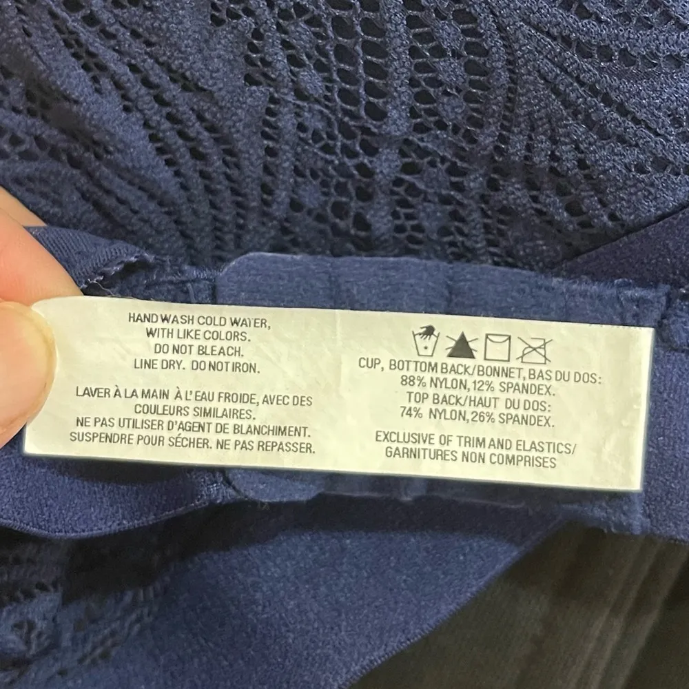 Women’s Bali dark blue lace wireless bra clasp back lightly padded Size Medium - Image 5