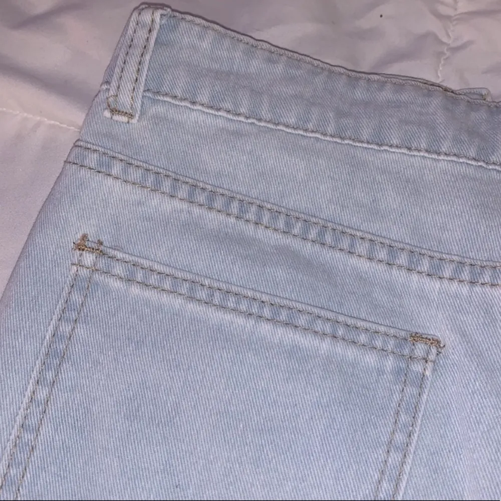 BRAND NEW Light Wash High-Waist Distressed Denim Shorts - Image 7