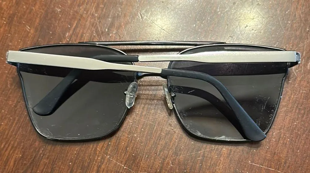 Quay Black Sunglasses oversized - Image 2