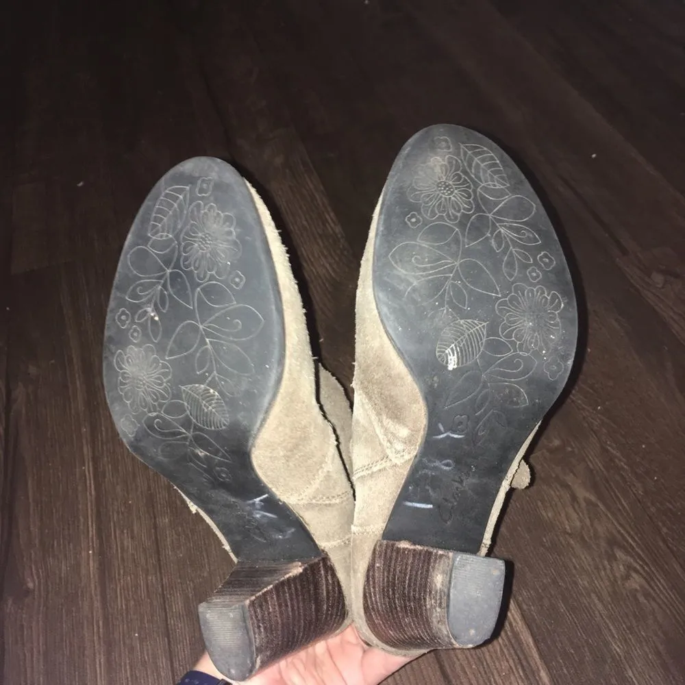 Clarks brown suede leather upper heeled ankle  booties - Image 5