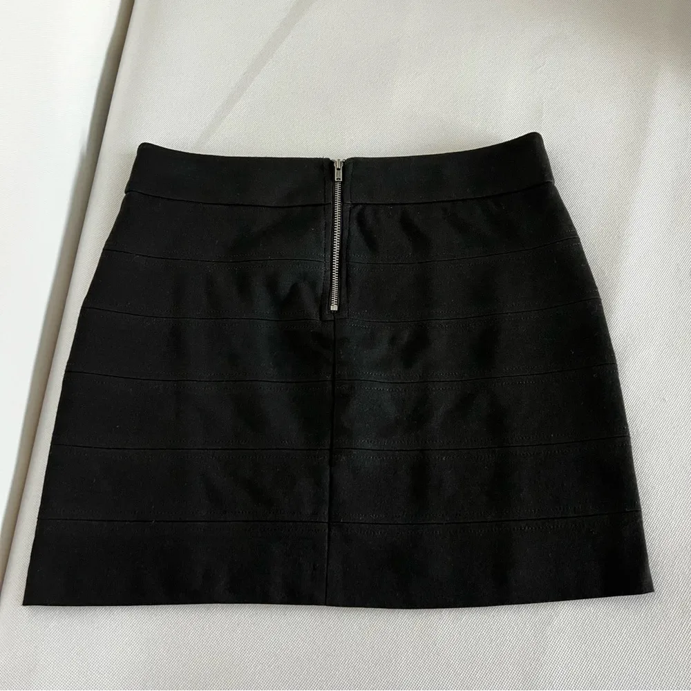 BCBGeneration Mini Skirt Size 6 A-Line Back Zip Closure Stretchy - Image 2