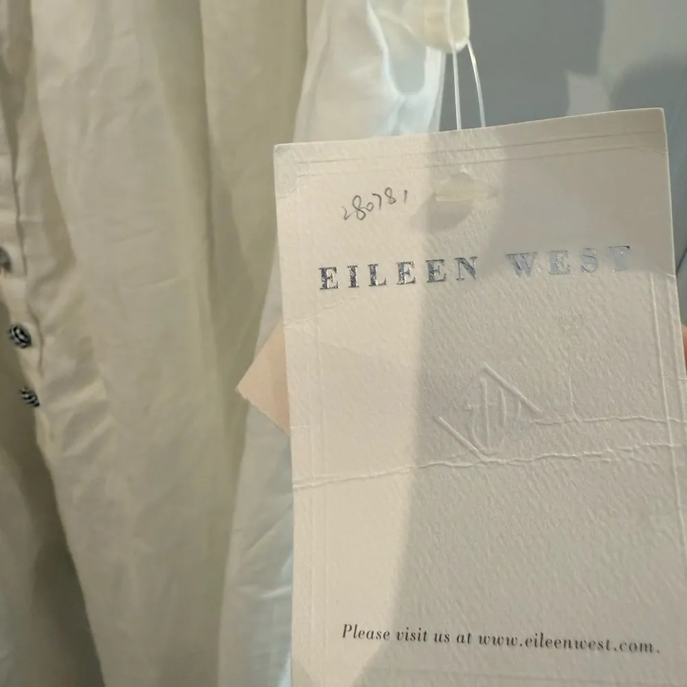 Ellen Tracy White Top with Lace and Button Accents - Image 6