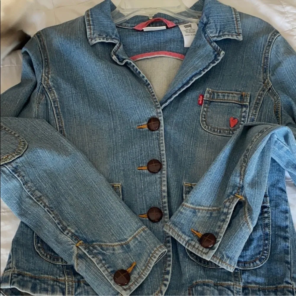 Levi's Heart Embroidered Denim Blue Jean Jacket Size Medium / Wood Button - Image 3