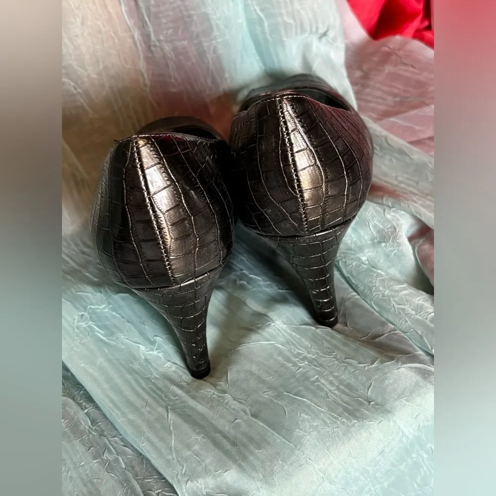 Bandolino peeptoe silver size 9 heels - Image 4