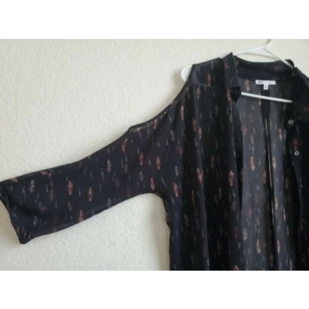 DR2 Long Sleeve Button Front Cold Shoulder Feather Print Blouse Size L. Black Size L - Image 3