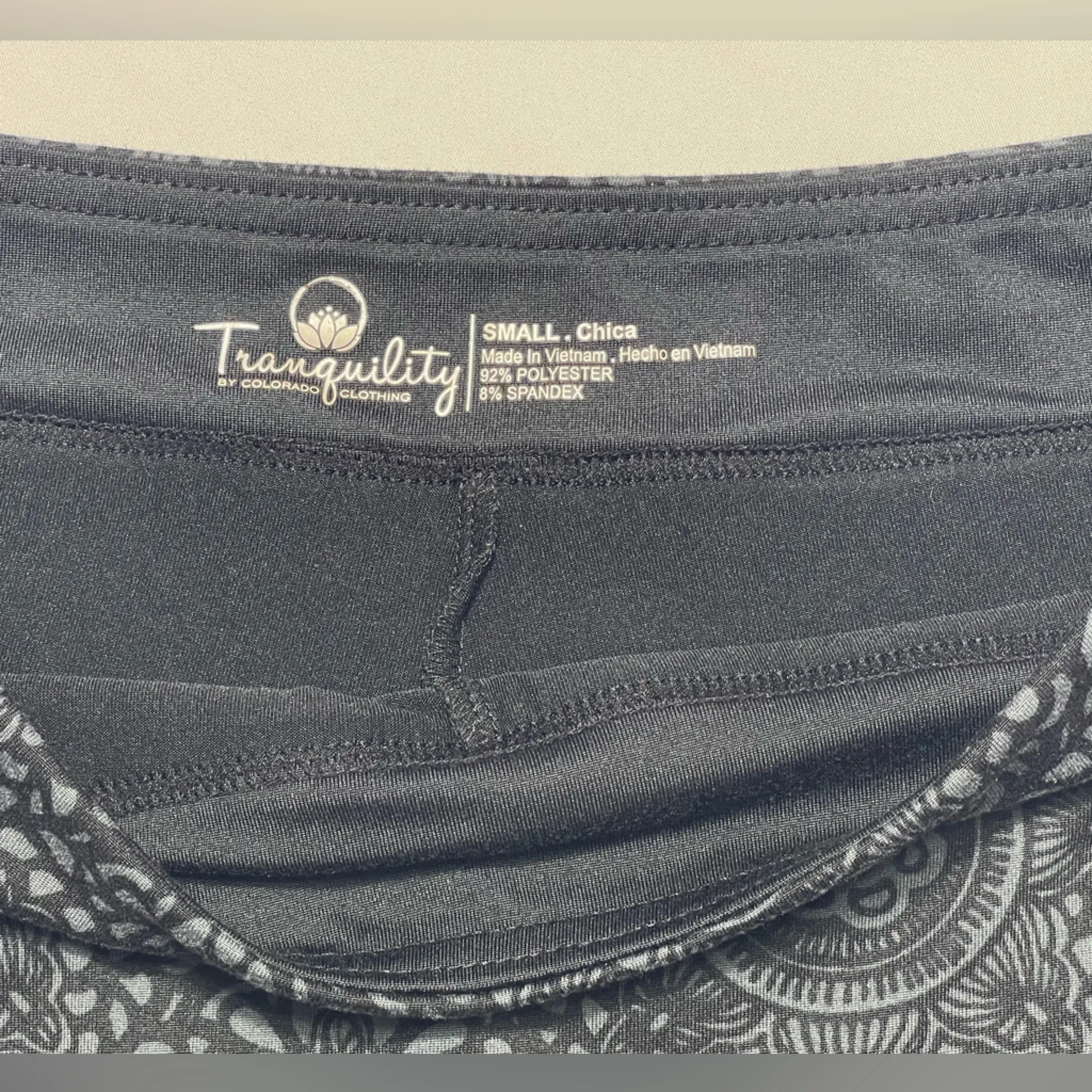 Tranquility by Colorado Clothing Black and Gray Patterned Mini Skort SIZE: Small - Image 2
