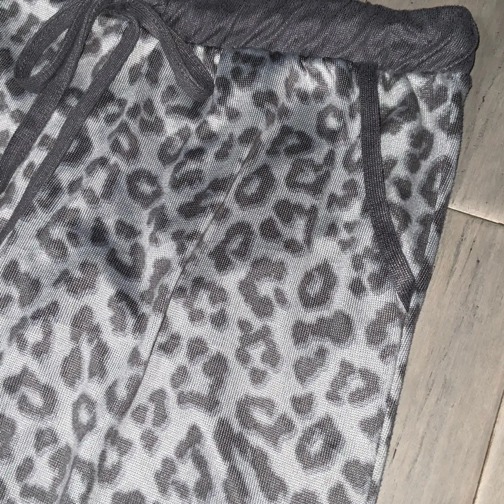 Lucky Brand Stretchy Gray Leopard Print Short Sleeve Pajama Set Pockets S - Image 10