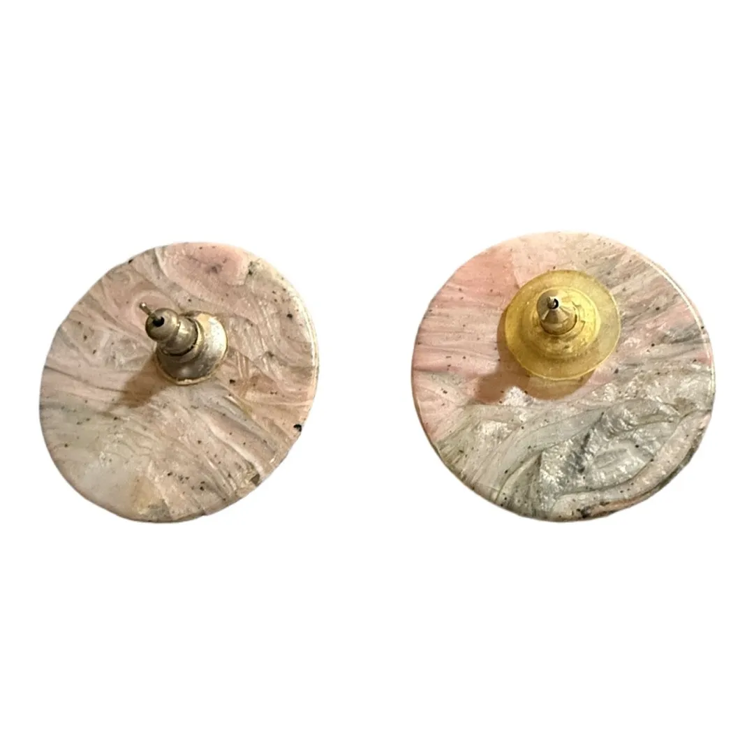 Vintage Shell Design Acrylic Earrings Gray Post Earrings - Image 3