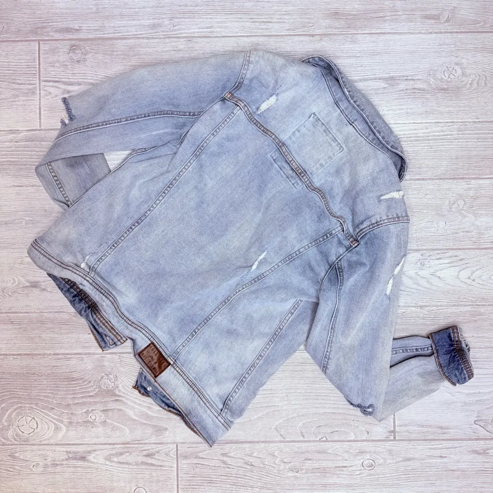 Hollister distressed light wash long sleeve button cotton denim jean jacket sm - Image 5