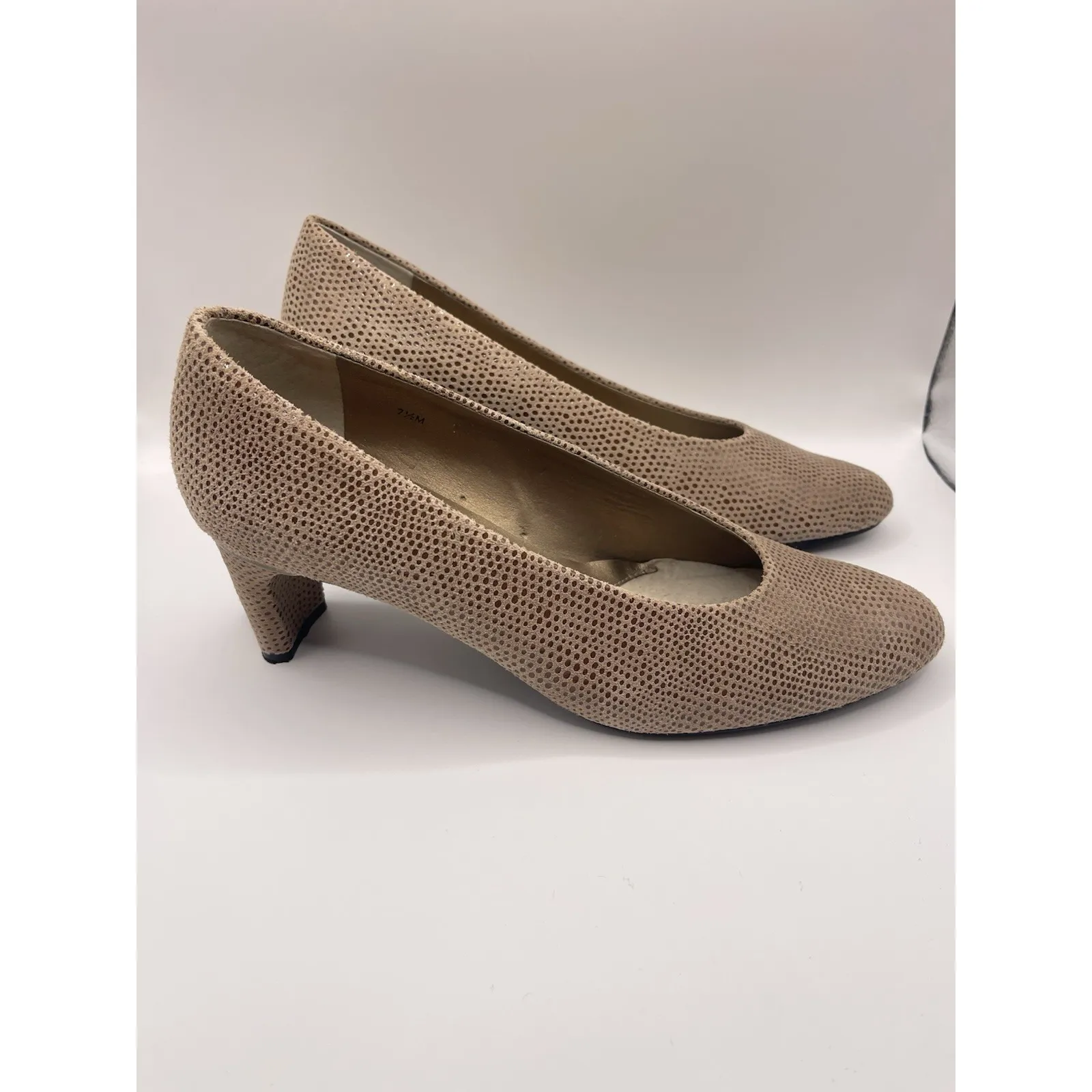 Vintage Vanelli Women's Suede Low Heeled Shoes Size‎ 7.5 Tan Color - Image 2