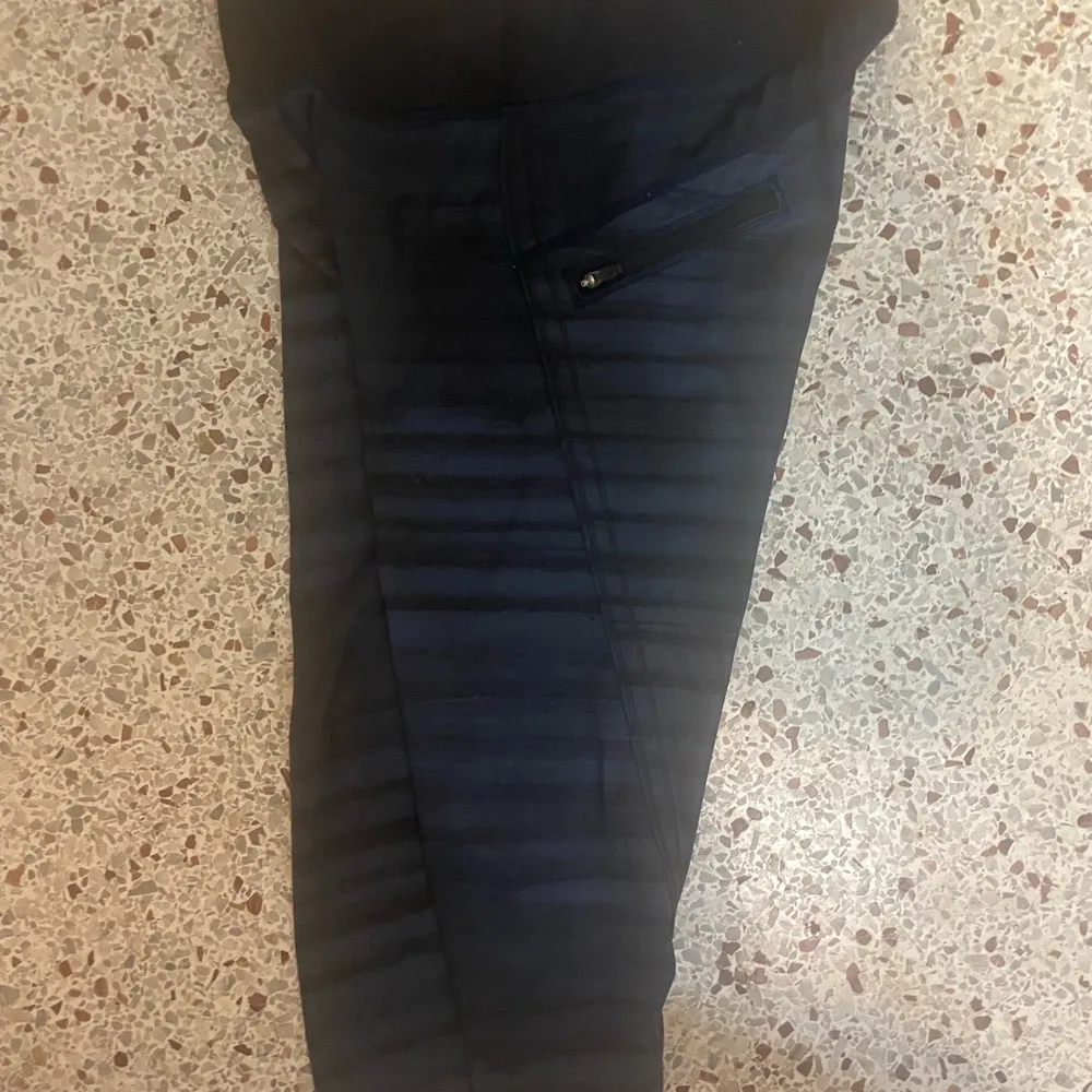 Lululemon Athletica Run Top Speed Crop Leggings size 6 Blue/Black Workout Yoga - Image 2