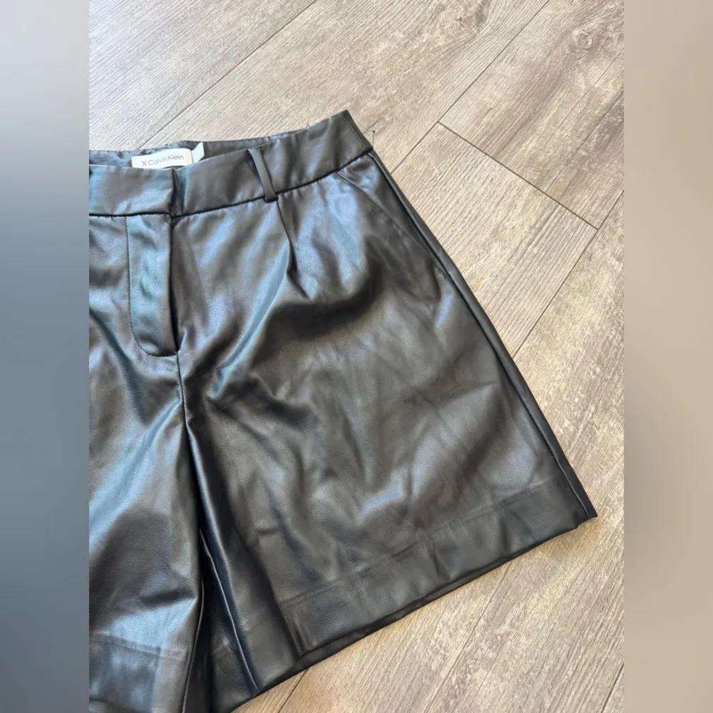 Calvin Klein Black Bermuda Shorts Tailored Design - Image 9