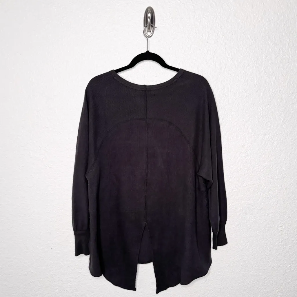 WE THE FREE CHARCOAL GRAY THERMAL SPLIT HEM TOP SZ S - Image 2