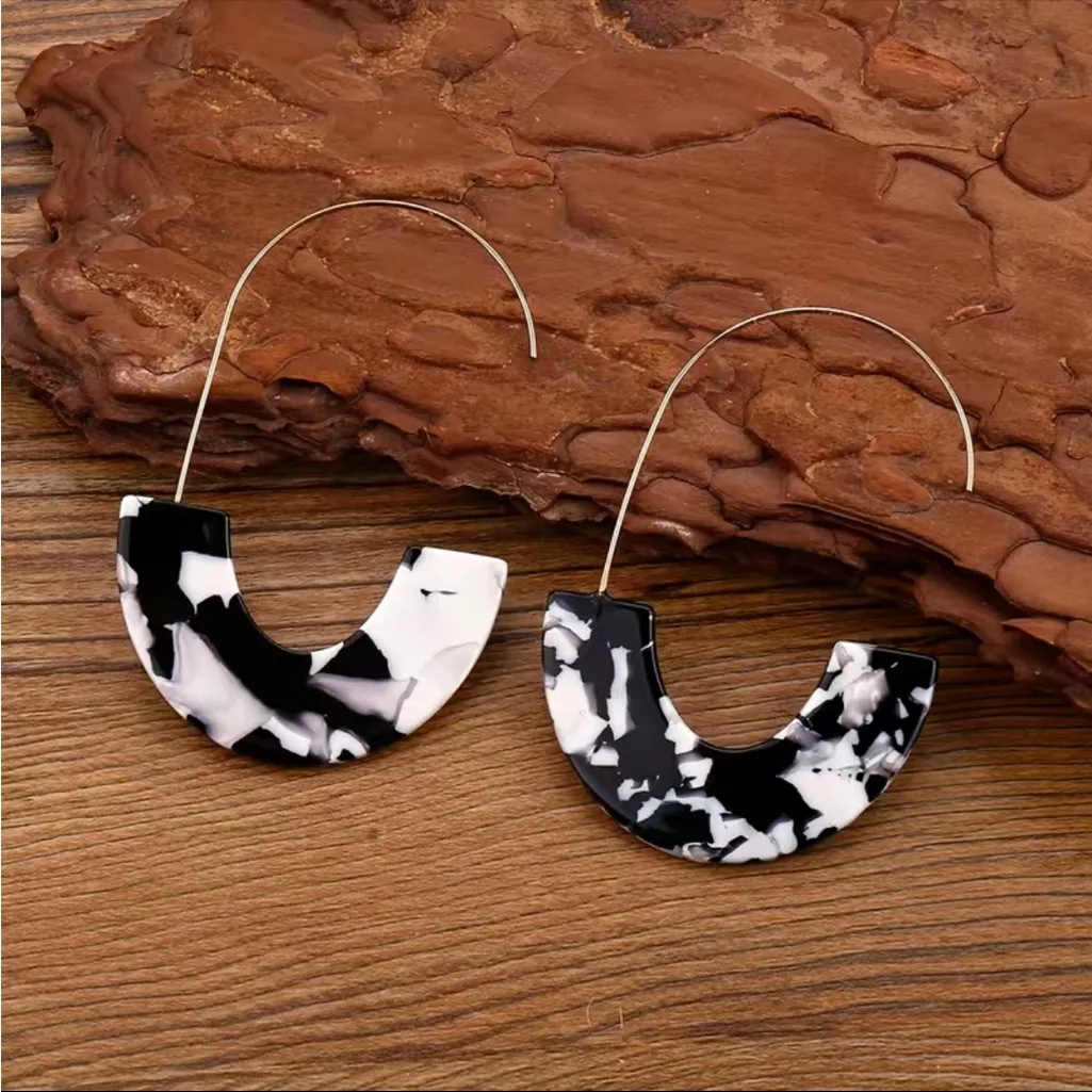 Acrylic‎ Hoop Black & White Earrings Simple Leisure Style - Image 3