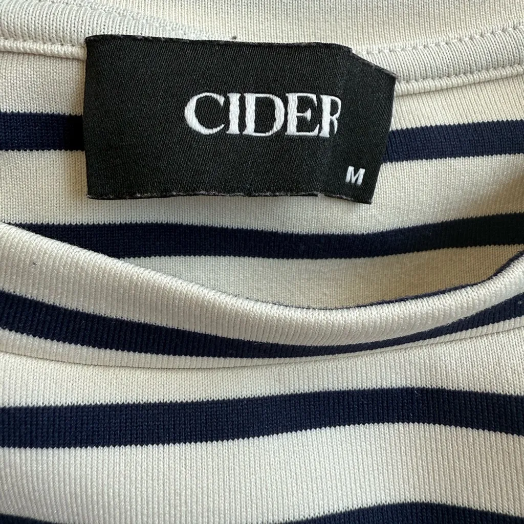 CIDER Women’s Sz Medium Cropped Top Striped Ruched Sides Navy / White - Image 3