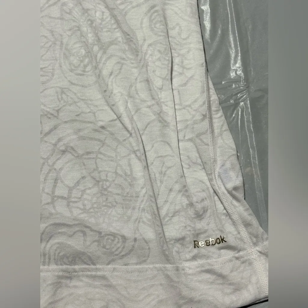 Women’s Reebok Extra Large White Pattern Top Tee Shirt - Image 2