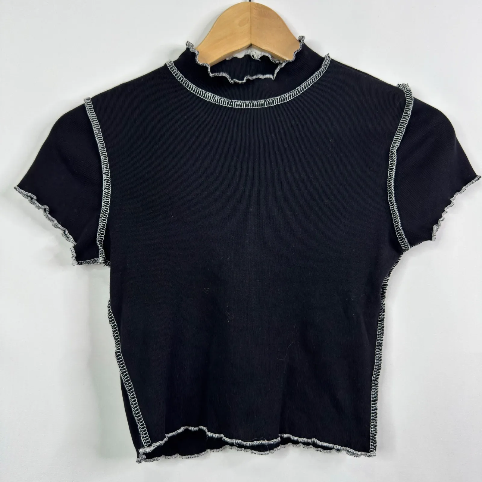 RSQ Black Ribbed Mock Neck Lettuce Hem Crop Top T-Shirt Women's Medium - Image 3