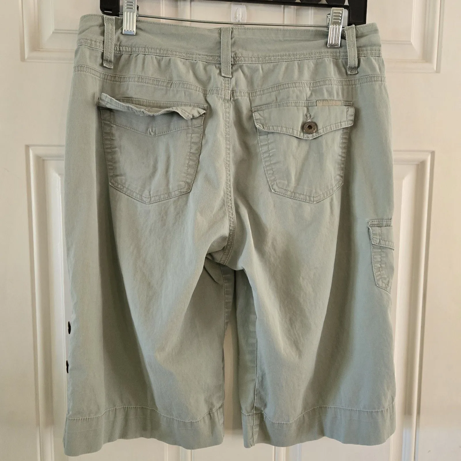 Bandolino Women’s Cargo Bermuda Shorts Sz 6 Green Button Side Roll Up Utility - Image 2