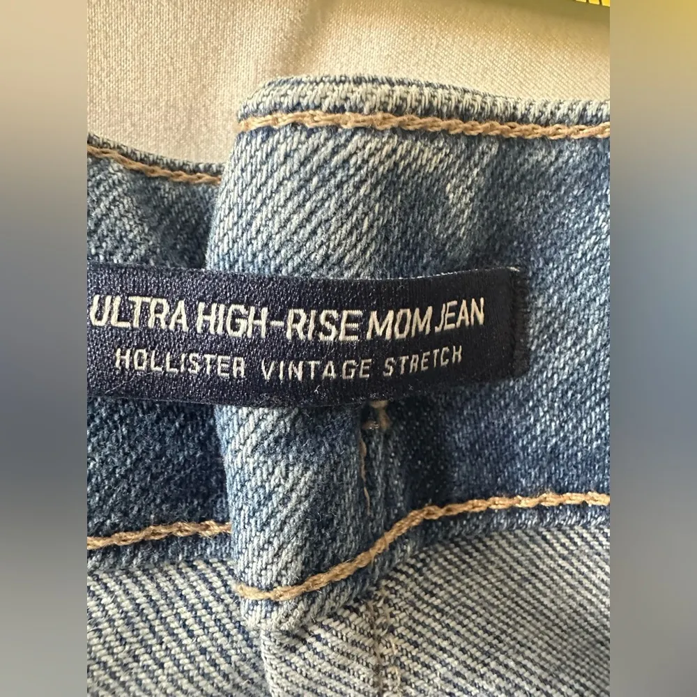 Hollister Ultra High Rise Mom Jeans Medium Wash Raw Hem Womens 31/27  Size 13R - Image 5