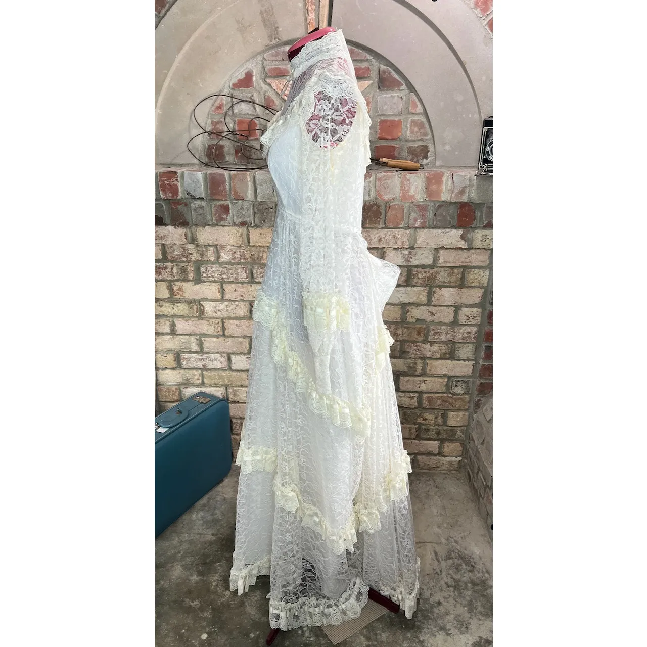 Wedding dress 1970s boho bishop sleeves ruffle train white cream Size 10 - Image 4