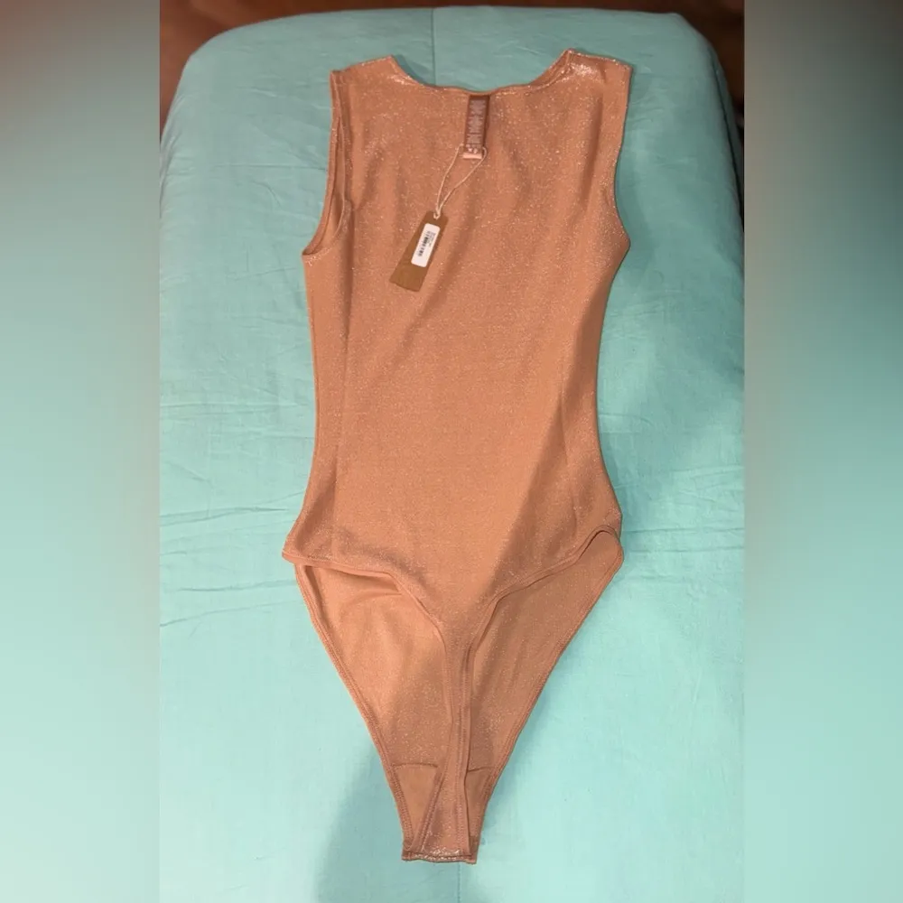 Skims Size xxs Glisinette Crew Neck Bodysuit Shimmer Ochre NWT BS-CRW-1343 - Image 2