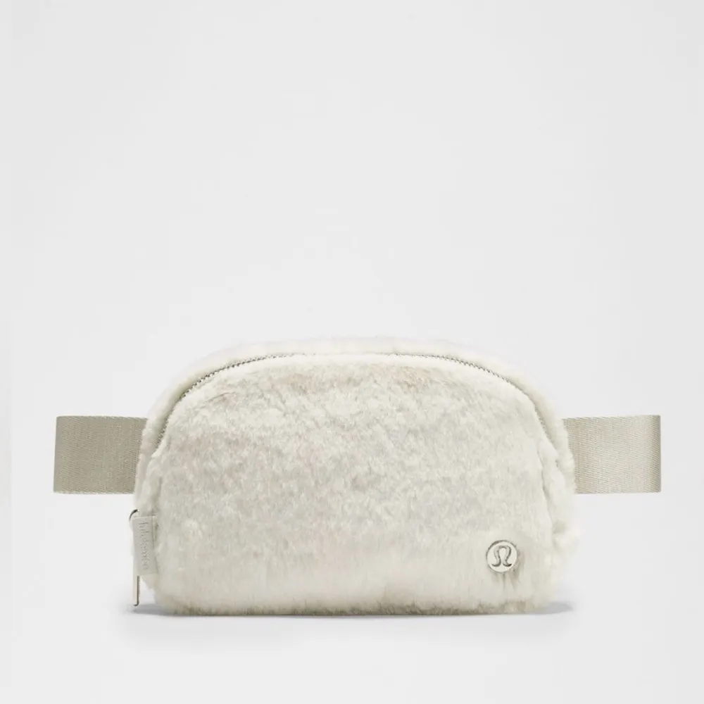 Lululemon Everywhere Belt Bag Plush Fleece, Color Bone/ Silver, 1L, NWT - Image 15