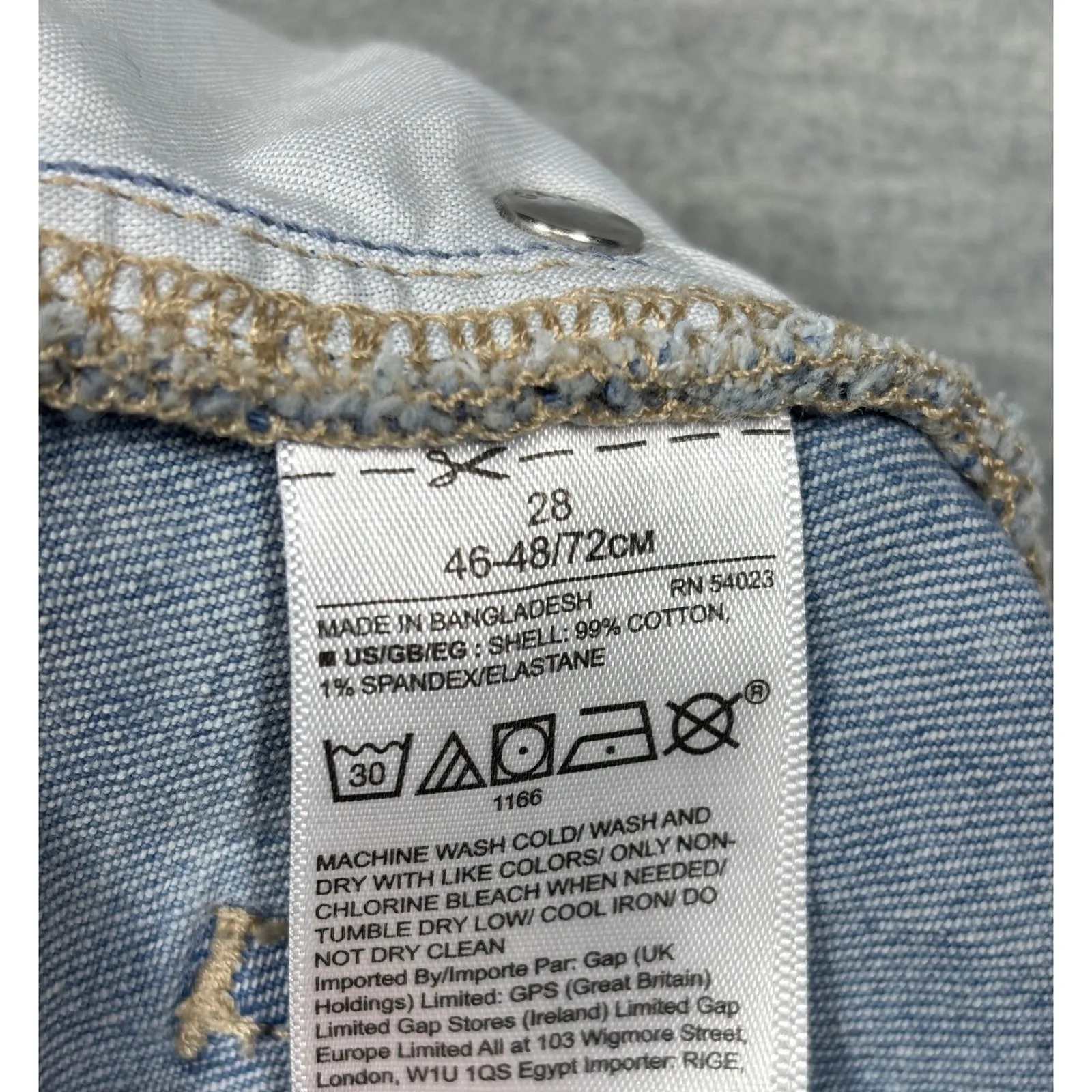 GAP Denim Jean Shorts Size 28 5 inch Inseam Distressed Cuffed Light Wash - Image 3