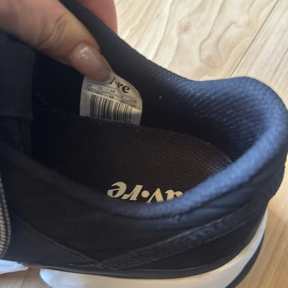 AV RE BLACK SNEAKERS Size 7 - Image 8