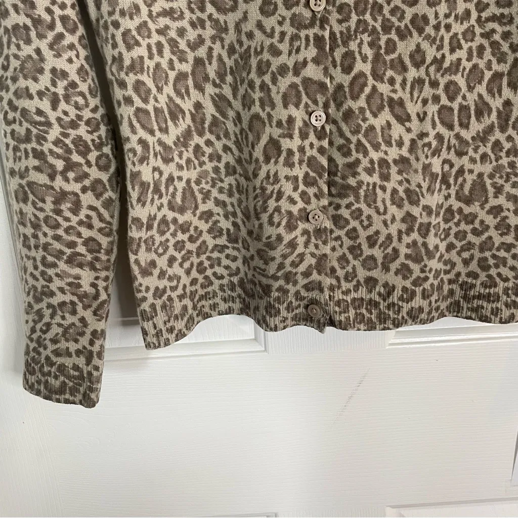 Garnet Hill Beige Leopard Print pure Cashmere Cardigan Size XS mob wife chic - Image 2