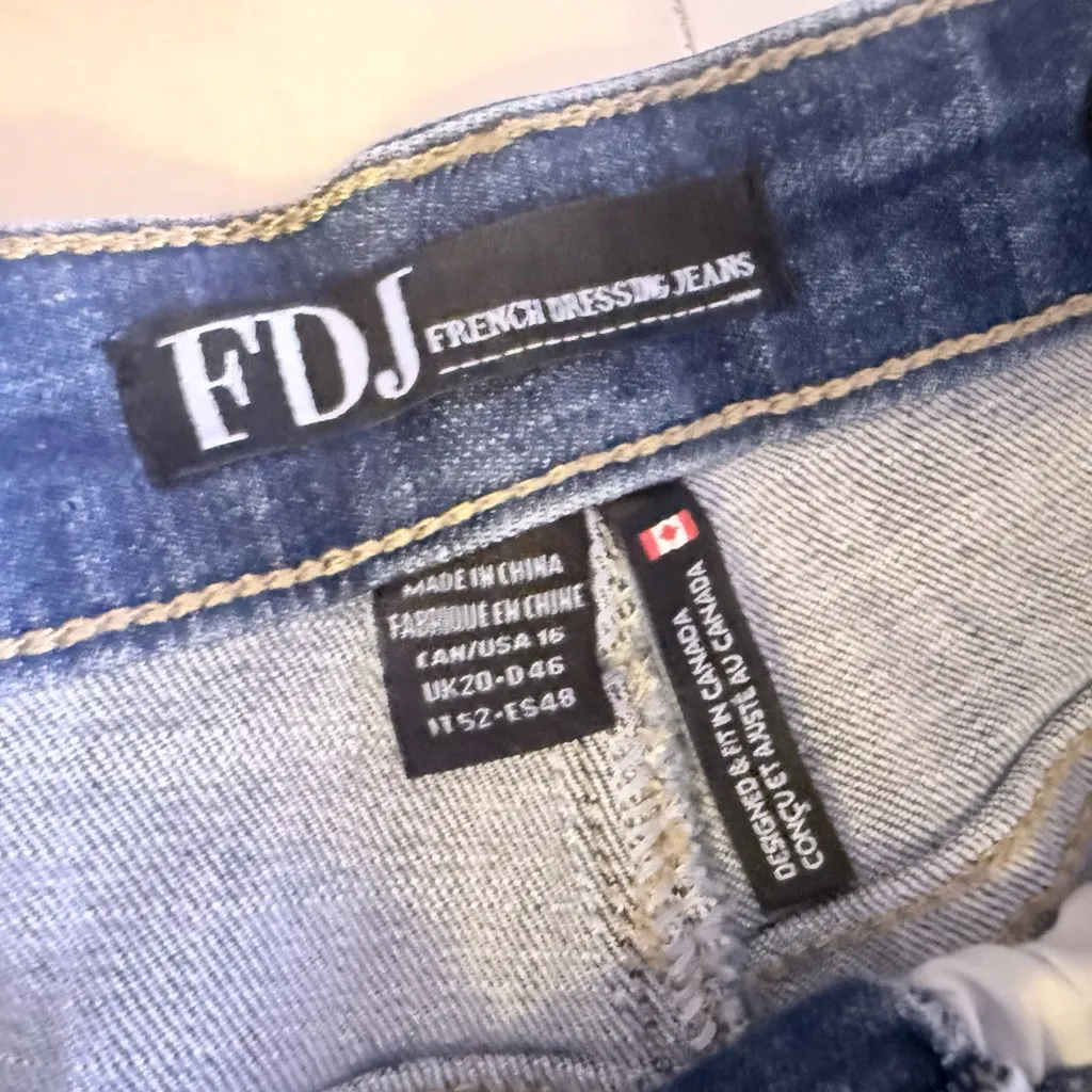 Women's Light Blue Cropped Jeans Size 26 - Image 9