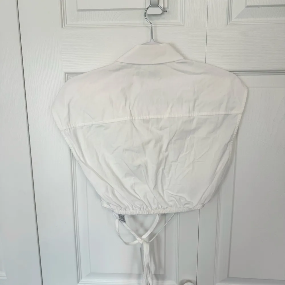NWT Bershka White Cropped Button-Up Shirt MEDIUM - Image 7