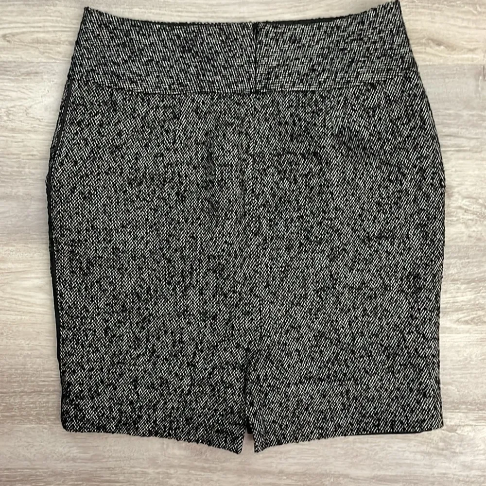 Black & White Wool Tweed Above the Knee Zip Back Skirt Size 6 - Image 11