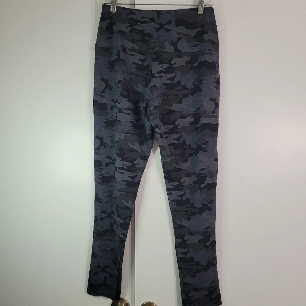 Rachel Zoe Black and Gray Camo Print High Waisted Leggings - Image 5