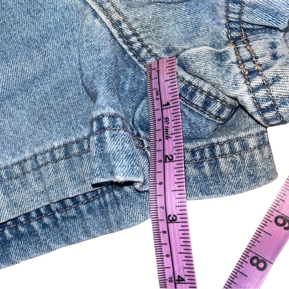 Vintage  Low-Rise Y2K Button-fly Size 9 Light Wash DenimShorts - Image 3