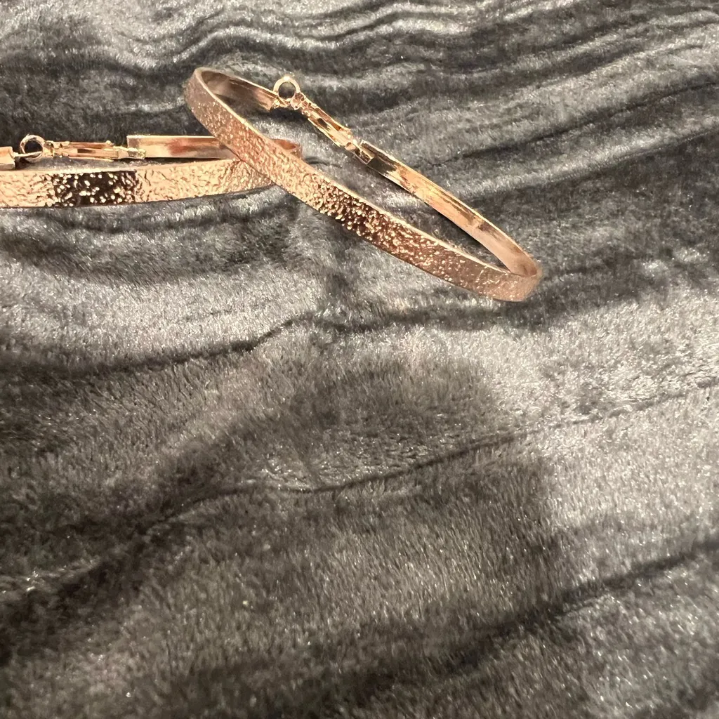 Elegant Gold Hoop Earrings - Image 2