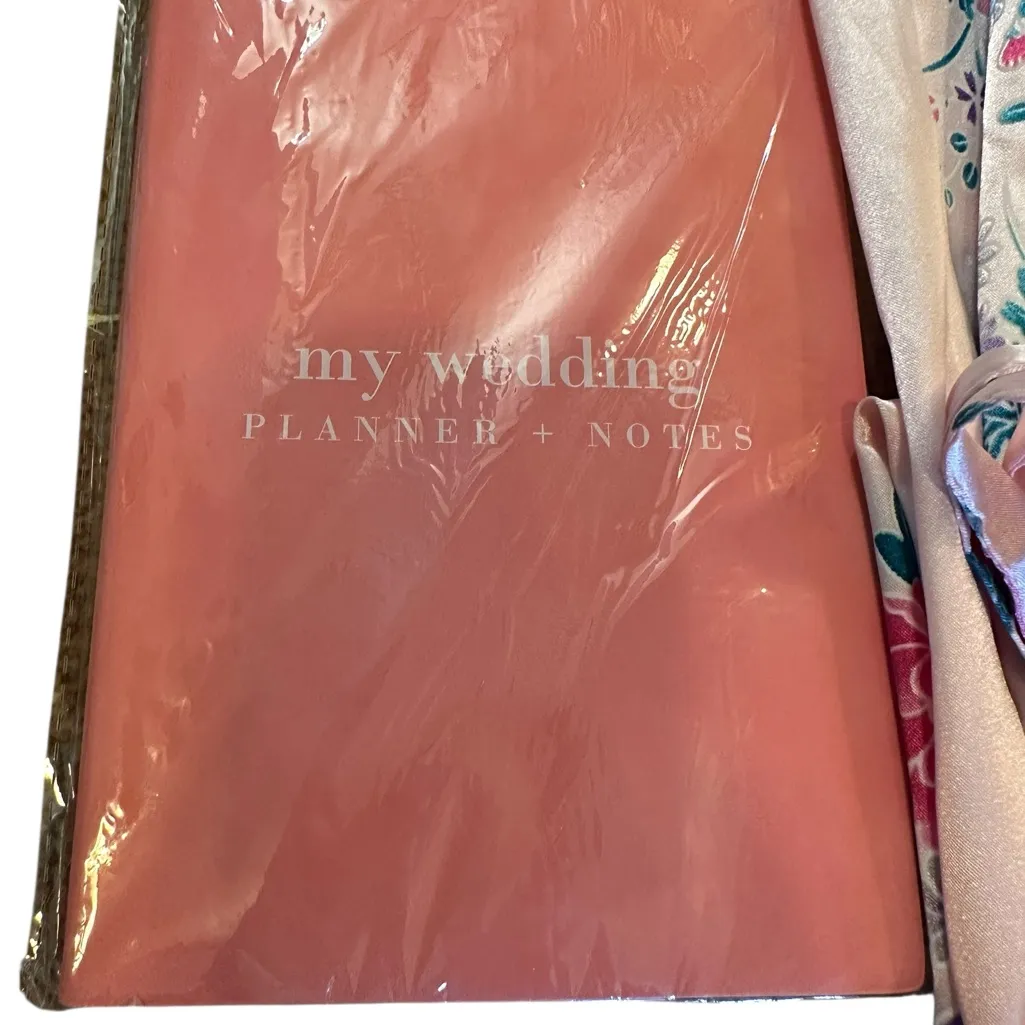 Boutique set of key chains that say Mr and Mrs and my wedding planner‎ and robe - Image 3