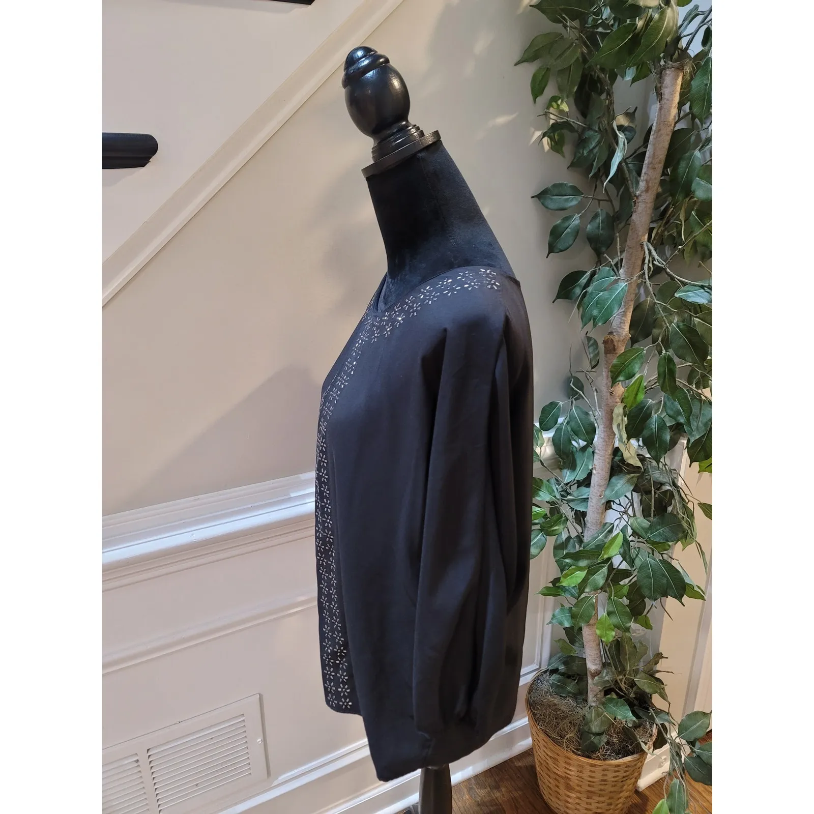 Daisy Fuentes Blouse Women's Size S Black Embellished Silver Accents Crew Neck - Image 7