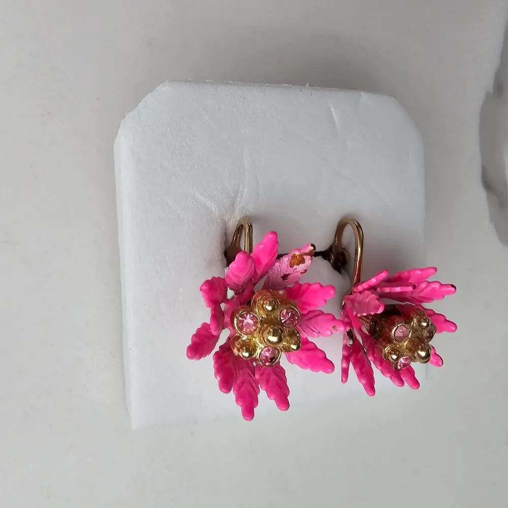 Coro Hot Pink Flower Enamel Rhinestone Gold Tone Vintage Statement Earrings - Image 5