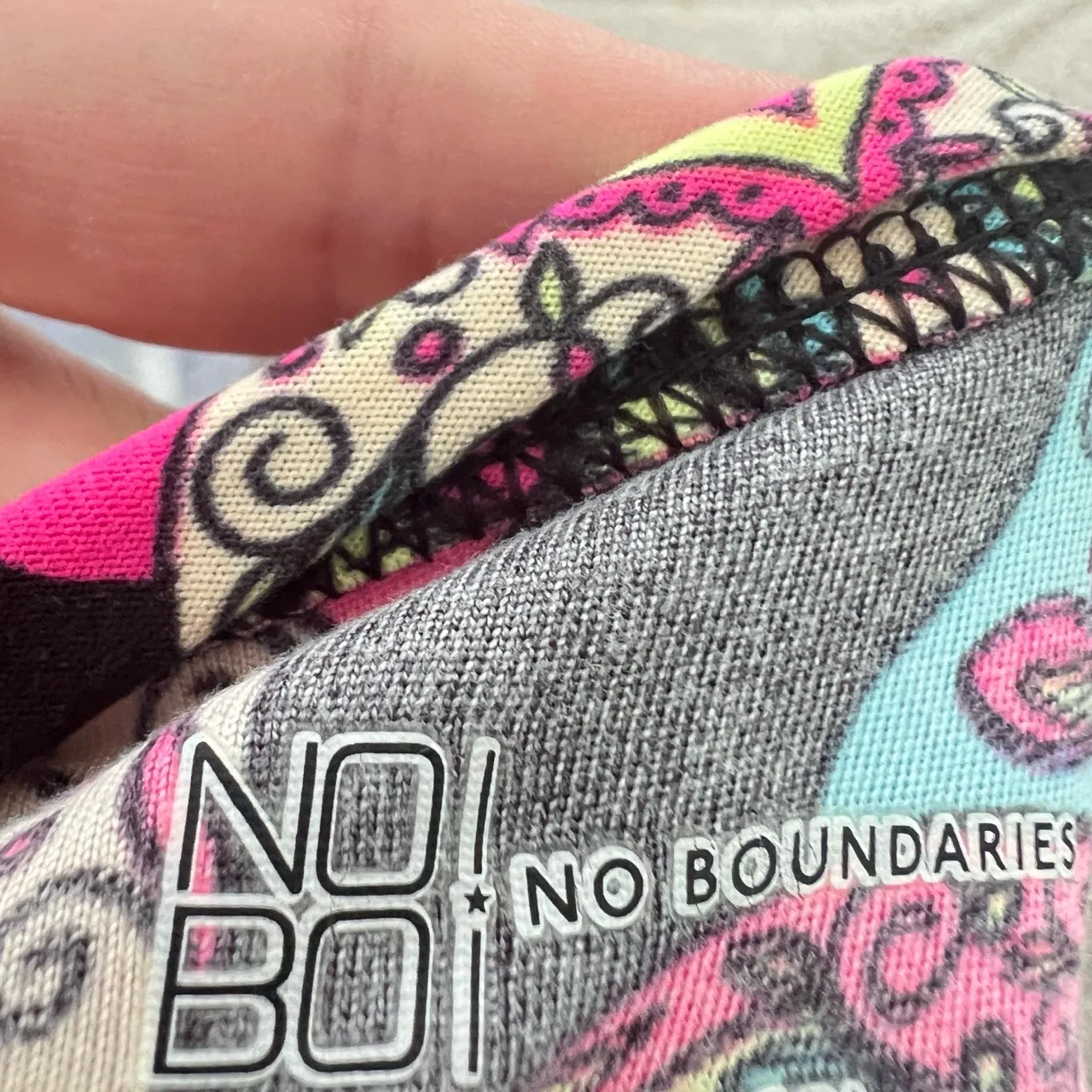 No Boundaries Black Multi-Color Skulls Bows V-Neck Long Sleeve T-Shirt Small - Image 8