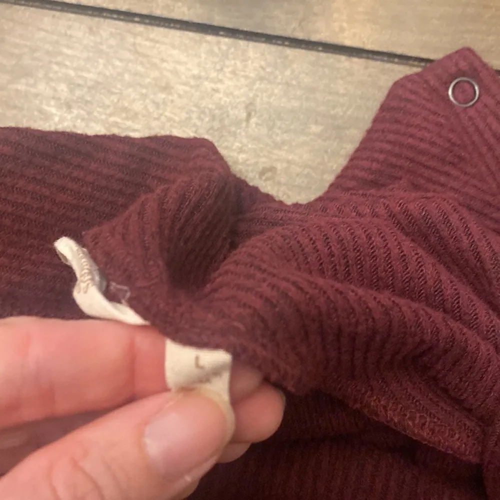 Soft surroundings maroon ribbed sweater snap‎ cowl neck size L - Image 6